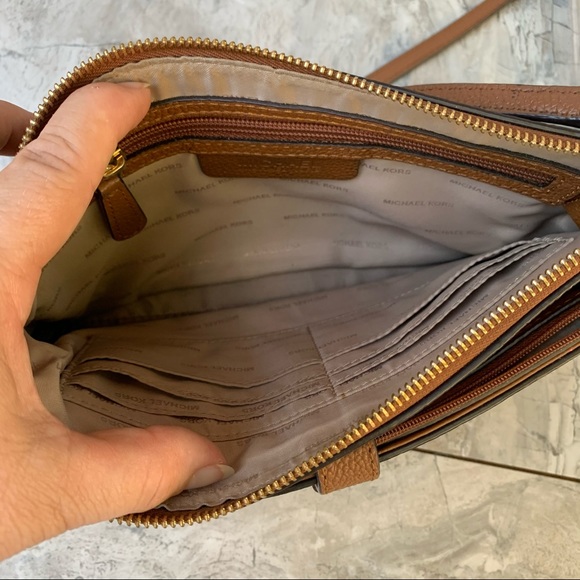 Michael Kors Leather Mercer Large Snap Pocket Crossbody Bag Clutch - Picture 5 of 10